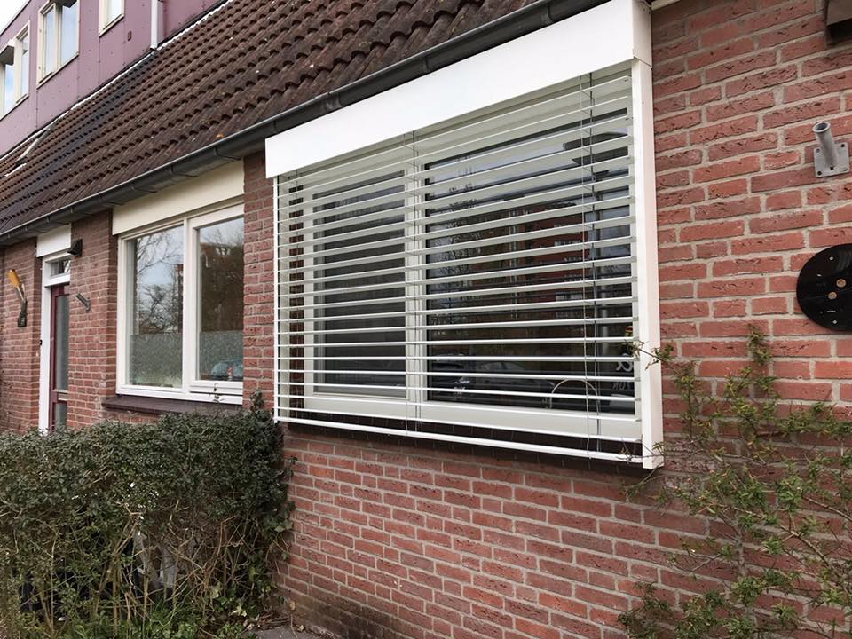 geers zonwering buitenjaloezieen halfopen